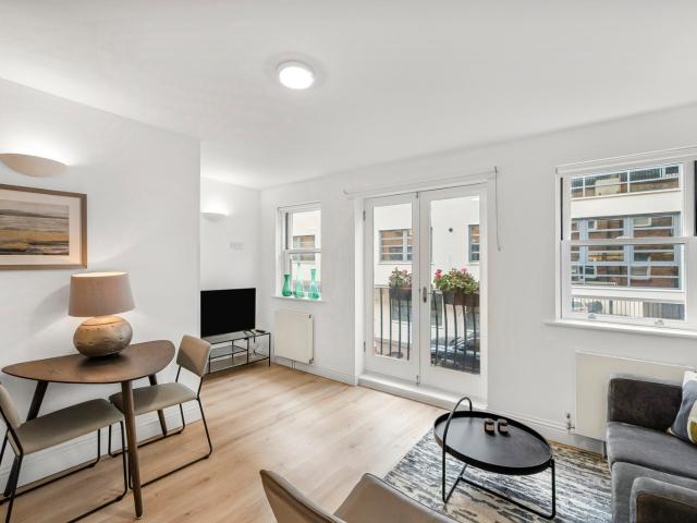 1 bedroom property in North Mews, London, WC1N £2,800 pcm | Chestertons