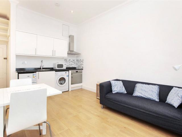 1 bedroom property in St Johns Hill, London, SW11 £1,800 pcm | Chestertons