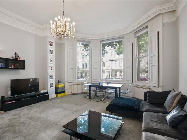 1 bedroom property in Queen's Gate, South Kensington, London, SW7 £726 pw | Chestertons