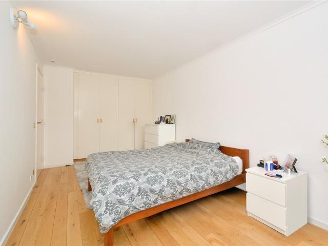 1 bedroom property in Royal Court, London, SE16 £1,100 pcm | Chestertons