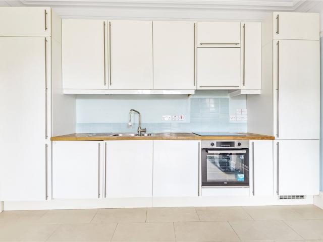 1 bedroom property in Richmond Road, Kingston upon Thames, KT2 £1,600 pcm | Chestertons