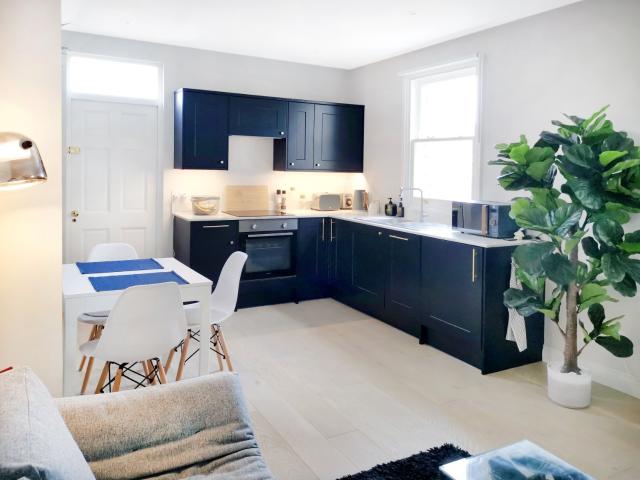 1 bedroom property in Upper Richmond Road West, East Sheen, London, SW14 £1,700 pcm | Chestertons