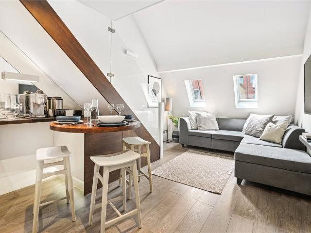 1 bedroom property in Vandon Court, 64 Petty France, London, SW1H £2,950 pcm | Chestertons