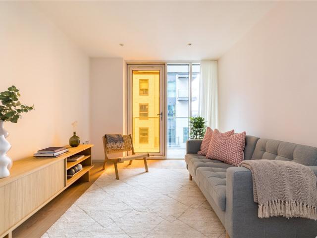 1 bedroom property to let in Millharbour, London, E14 £3,100 pcm