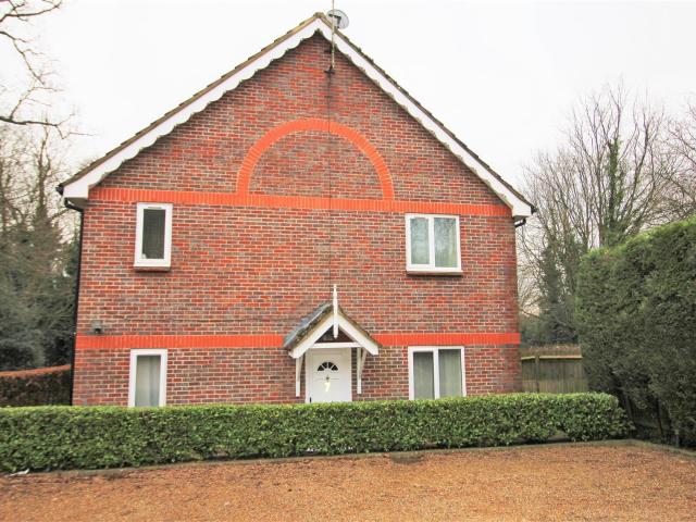 1 bedroom property to let in Old Horsham Road, Southgate £1,200 pcm