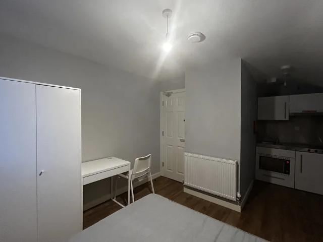 1 bedroom property to let in Bearwood Parade, Bearwood Road £675 pcm