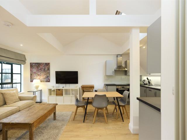 1 bedroom property to let in Hurlingham Road, London, SW6 £5,330 pcm