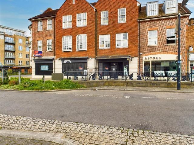 1 bedroom property to let in High street, crawley £1,250 pcm