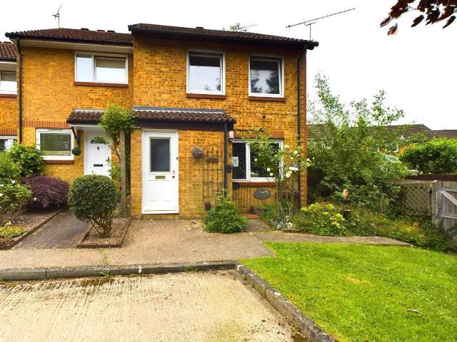 1 bedroom property to let in Knole Close, Pound Hill £1,175 pcm