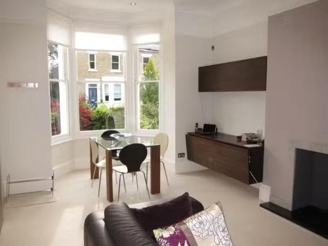 1 bedroom property to let in Park Road, Twickenham, TW1 £2,9.