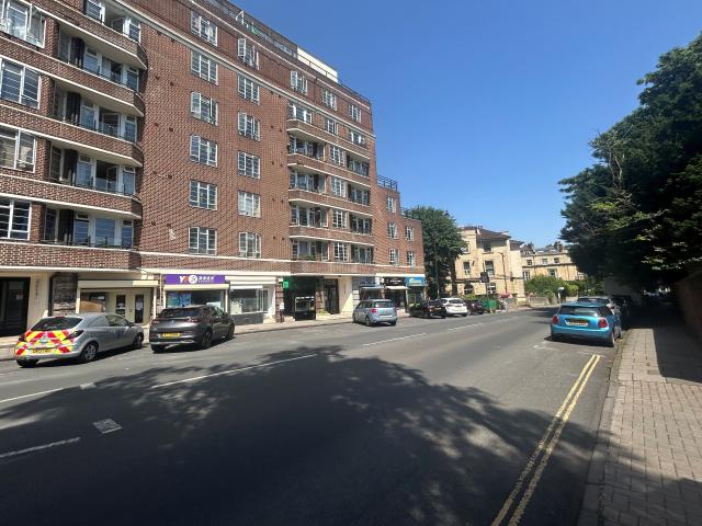 1 bedroom property to let in Queens Court, Clifton £850 pcm