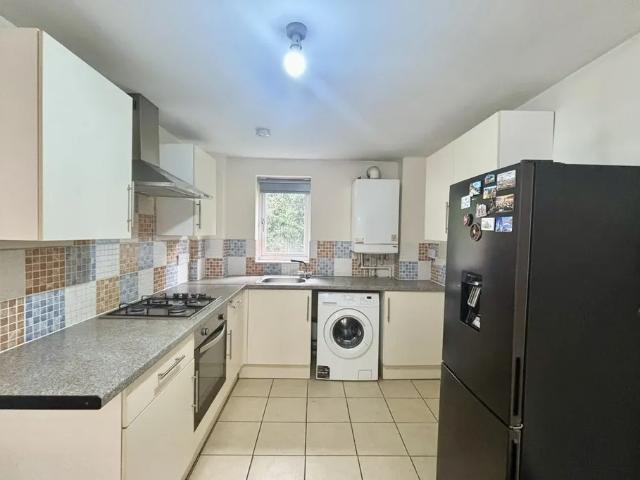 1 bedroom property to let in Shilpa Court,B14 £850 pcm