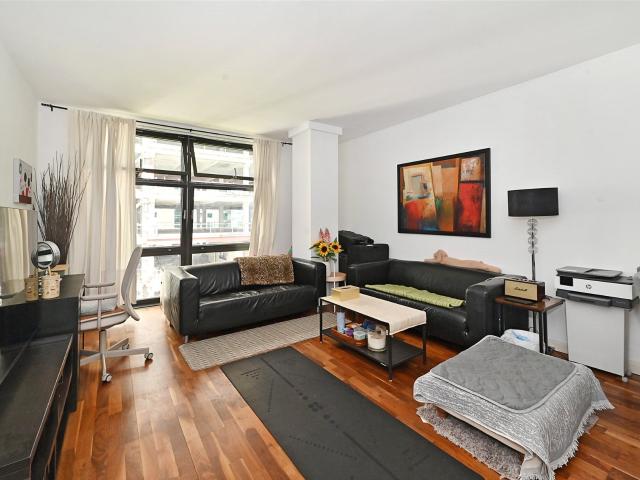 1 bedroom property to let in South Quay Square, Canary Wharf, London, E14 £2,350 pcm