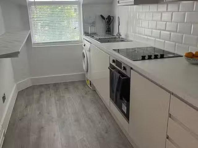 1 bedroom property to let in The Avenue, Surbiton, KT5 £1,50.
