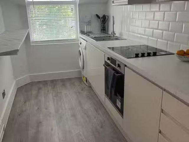 1 bedroom property to let in The Avenue, Surbiton, KT5 £1,50.