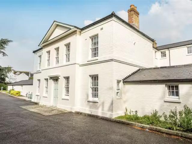 1 bedroom property to let in Union Place, Lymington, Hampshire.