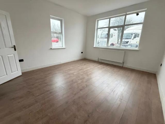 1 bedroom property to let in Watling Street, WS11 £700 pcm