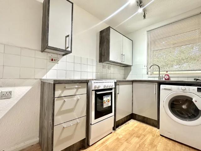 1 bedroom property to let in Westminster Court, Hopwas Grove B37 £900 pcm