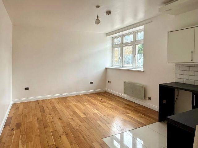 1 bedroom property to let in Windmill Place, Southall, UB2 £1,450 pcm