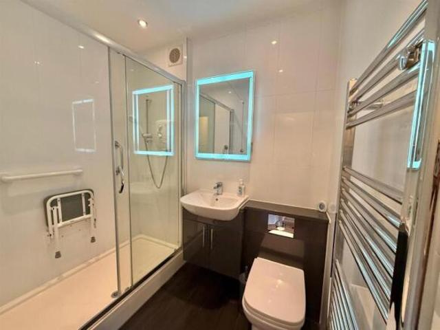1 bedroom retirement property for sale in Chelmsford Road, Shenfield, Brentwood, CM15