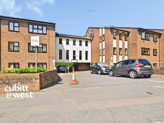 1 bedroom retirement property for rent in Croydon Road, Caterh.