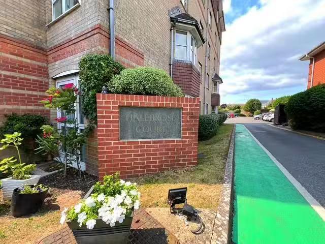 1 bedroom retirement property for rent in Seafield Road, South.