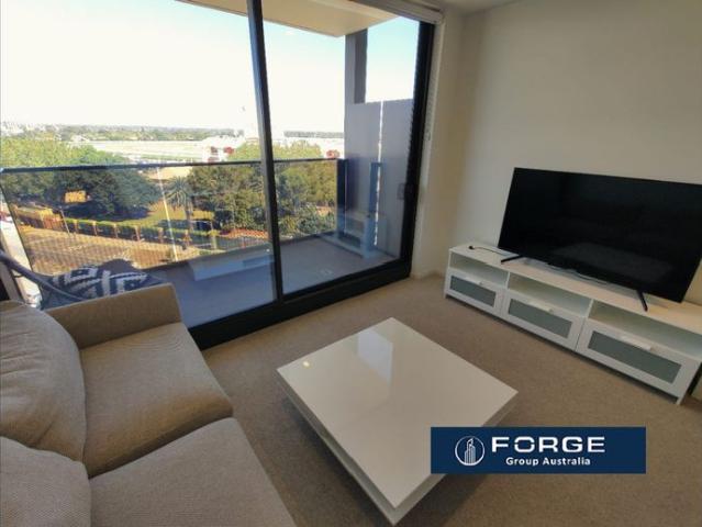 1 Bedroom with 1 Study Room and 1 Carpark, Fully Furnished Apartment. Balcony With Racecourse View