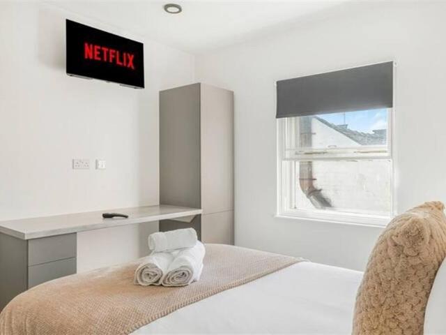 1 bedroom within a 3 bed cluster apartment with en suite bills included !