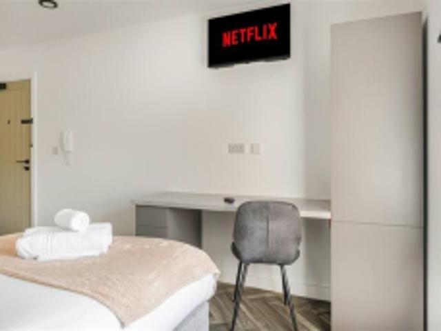 1 bedroom within a 6 bed student cluster apartment, all en suite rooms, bills included!