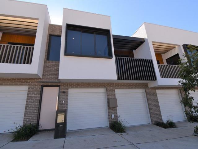 1 BEDROOM TOWNHOME WITH LOCK UP GARAGE AT ED.SQUARE