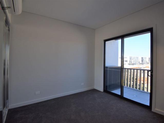 1 BEDROOM TOWNHOME WITH LOCK UP GARAGE AT ED.SQUARE
