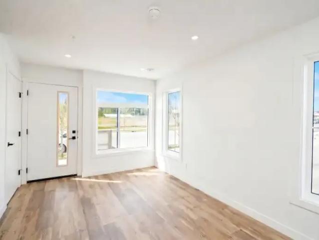 1 Bedroom Townhouse Cochrane AB 106044637