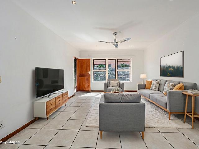 1 Bedroom Townhouse For Sale in Douglasdale