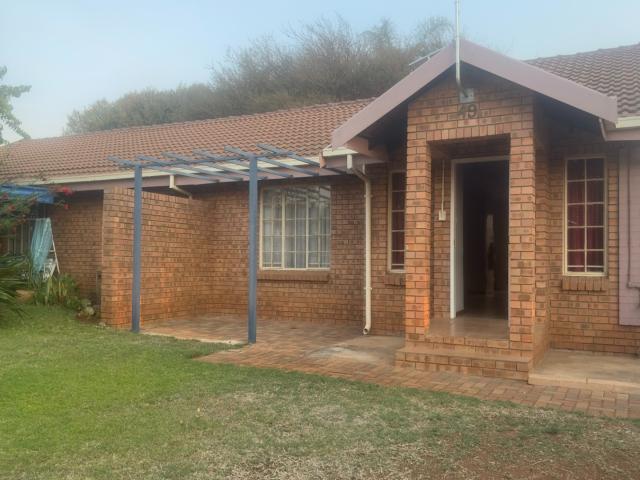 1 Bedroom Townhouse For Sale in Flora Park