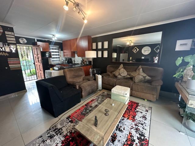 1 Bedroom Townhouse For Sale in Illiondale