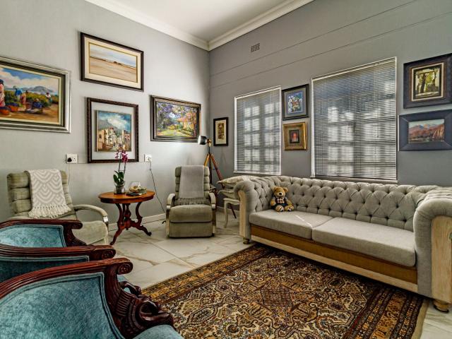 1 Bedroom Townhouse in Onder Papegaaiberg