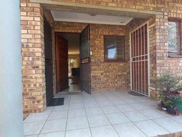 1 Bedroom townhouse sectional to rent in Wilgeheuwel, Roodepoort