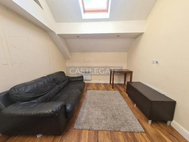 1 bedroom triplex to rent