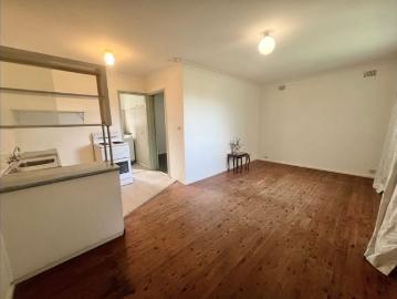 1 Bedroom Unit Ideal Location