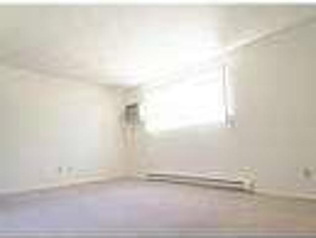 1 bedroom Valley Forge Apartments in East Lansing. Parking Available!