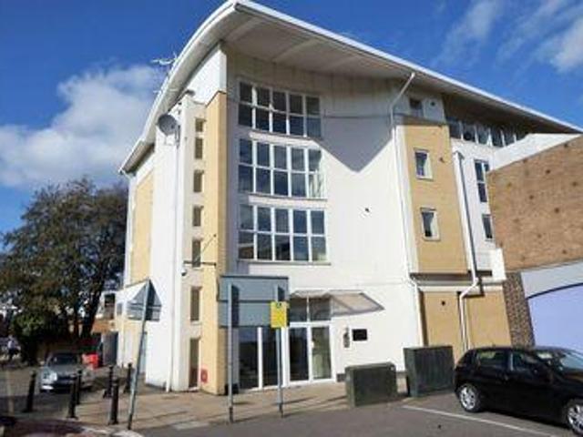 1 Bedrooms Flat for sale in Dukes Court, Queensmead, Farnborough, Hampshire GU14