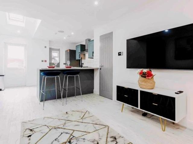 1 Beds 2 Baths
