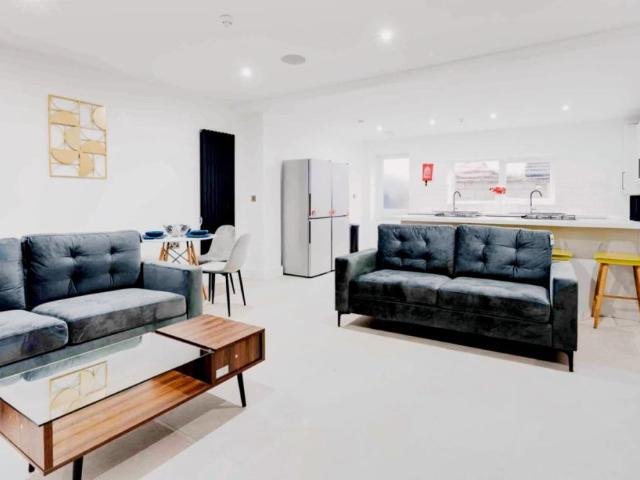 1 Beds 6 Baths