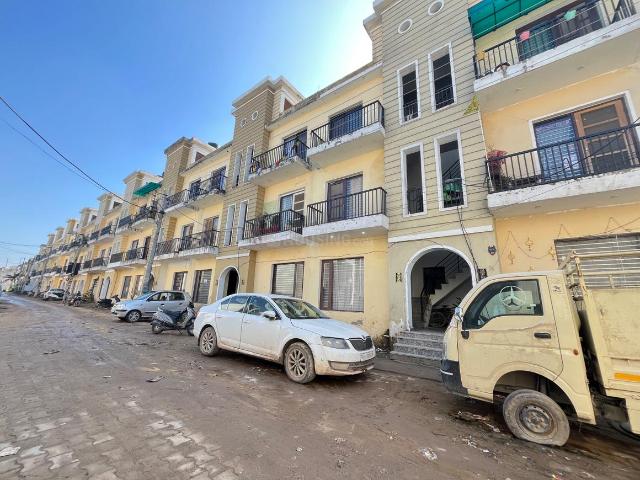 1 BHK Apartment in Kharar for resale Mohali. The reference number is 19386724