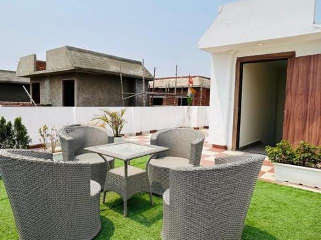 1 BHK Apartment in Sector 73 for resale Noida. The reference number is 20707005