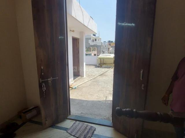 1 BHK Independent Builder Floor in Mayur Vihar Phase 1 for rent New Delhi. The reference number is 20365555