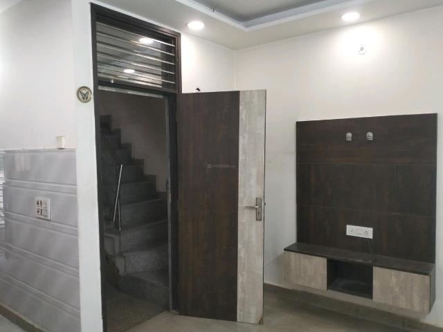 1 BHK Independent Builder Floor in Shalimar Bagh for rent New Delhi. The reference number is 18511156