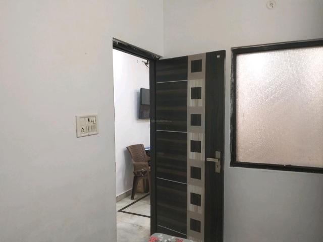1 BHK Independent Builder Floor in Shalimar Bagh for rent New Delhi. The reference number is 18656544