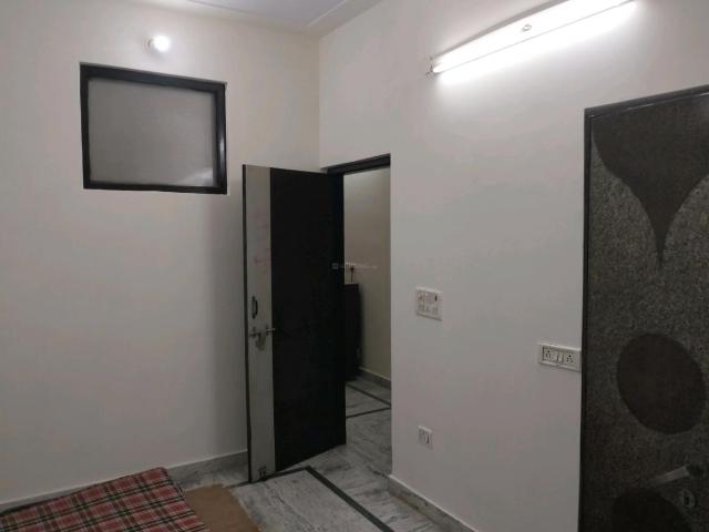 1 BHK Independent Builder Floor in Shalimar Bagh for rent New Delhi. The reference number is 20421170