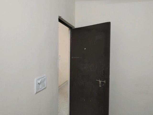 1 BHK Independent Builder Floor in Shalimar Bagh for rent New Delhi. The reference number is 20562102